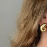 Altın Tonlu Spiral Kabuk Küpe