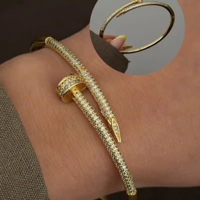 Çivi Tasarımlı Gold Taşlı Kelepçe