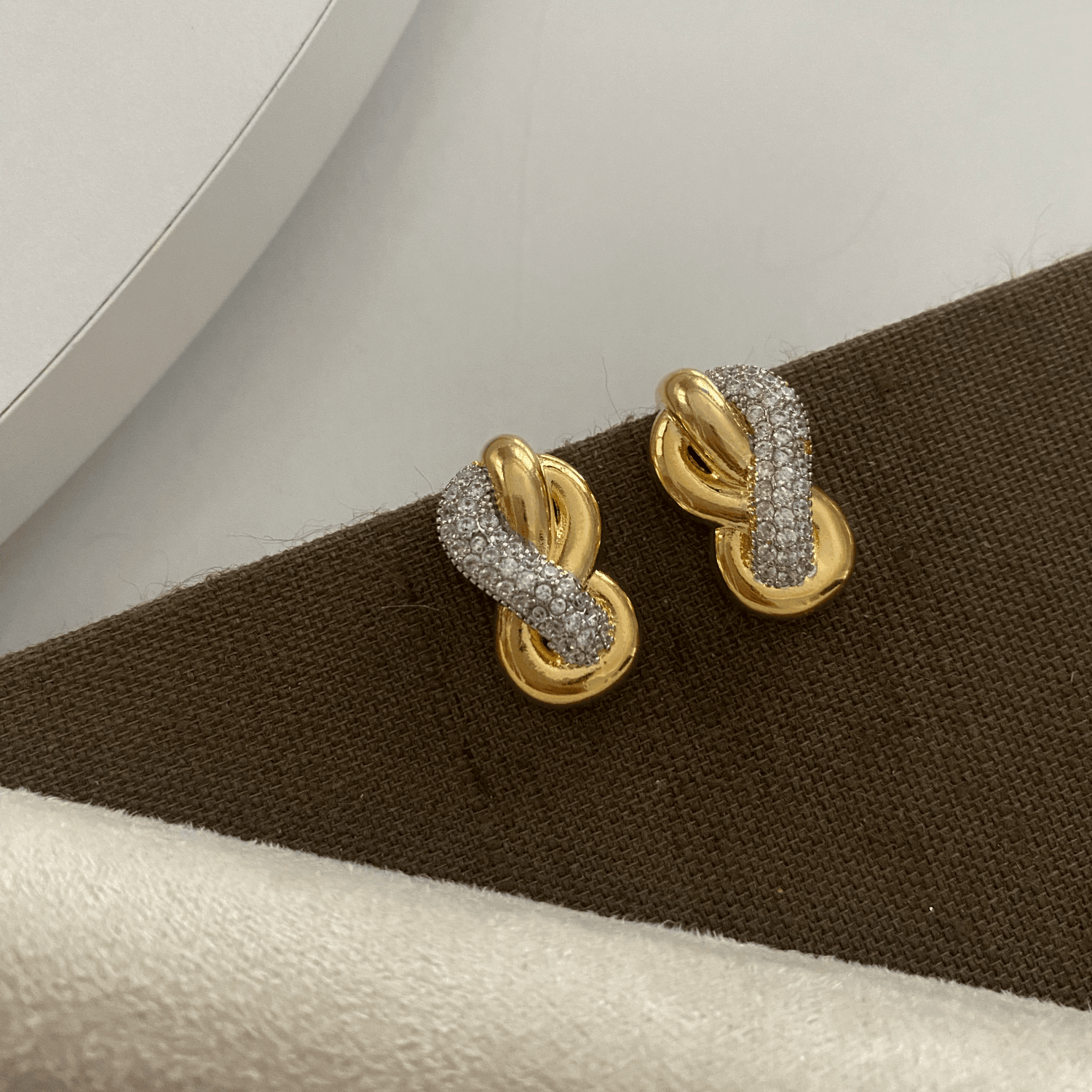 Gold Tasarım Taşlı Burgu Küpe